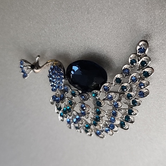 Peacock BROOCH With simulated Emeralds - Picture 2 of 4